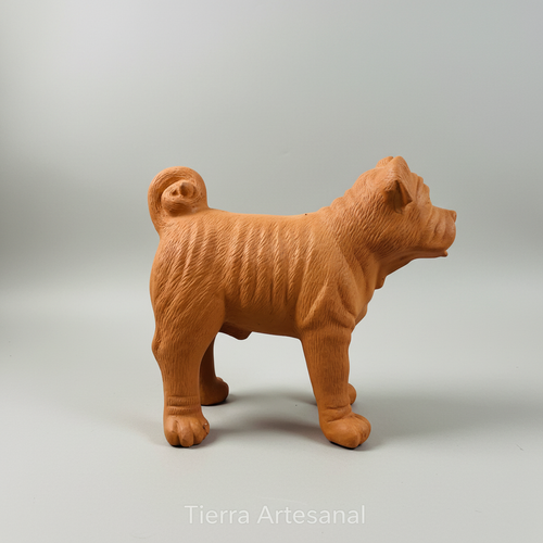 Alcancía de barro diseño perro vista lateral fondo neutro Tierra Artesanal