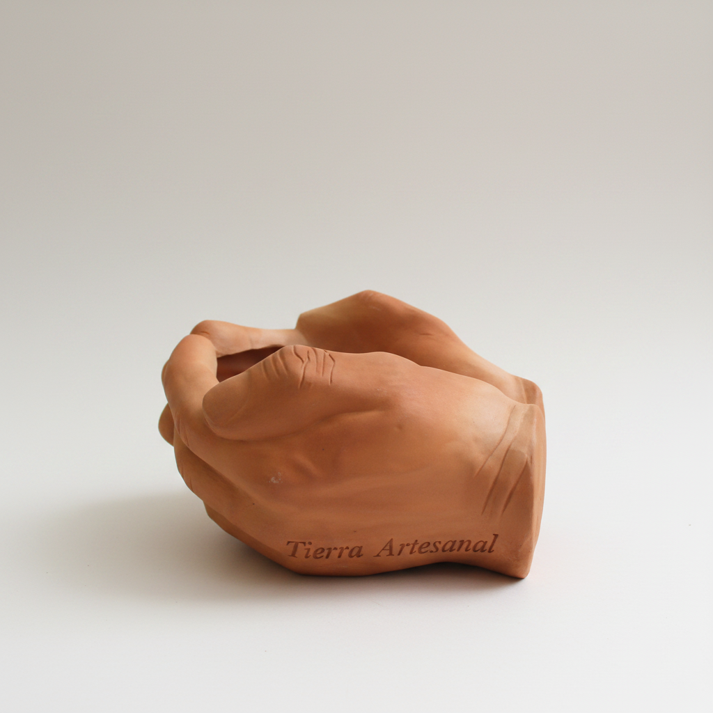 Matera figura de manos artesanal en terracota – Tierra Artesanal