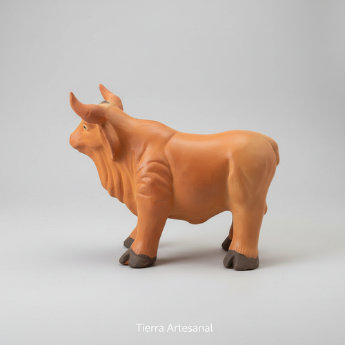Alcancía de barro diseño toro sin número fondo neutro Tierra Artesanal